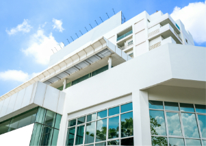 โรงพยาบาลชั้นนำ และอาคารเรียน