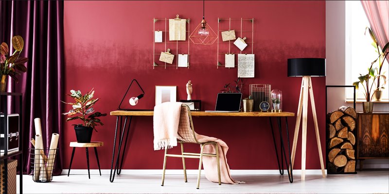 สีทาภายใน ห้องทำงานสีแดง Ombre (การทาสีภายในบ้านแบบไล่เฉด) แมตช์กับเฟอร์นิเจอร์สีเอิร์ธโทน